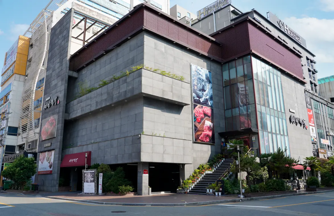 브랜드가 실제 적용된 성산명가 본점 외관